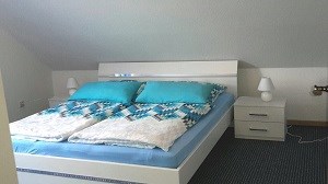 Monteurzimmer: Schlafzimmer - Große Whg. m. 3 Schlafz., Bad/Dusche m. WC, Küche m. Vollausst., Wohnraum mit FLA-TV, W-LAN 