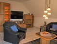 Monteurzimmer: Gemütliches Wohnzimmer mit Flat-TV - Große Whg. m. 3 Schlafz., Bad/Dusche m. WC, Küche m. Vollausst., Wohnraum mit FLA-TV, W-LAN 