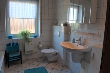 Monteurzimmer: Bad mit Badewanne, Dusche und WC - Große Whg. m. 3 Schlafz., Bad/Dusche m. WC, Küche m. Vollausst., Wohnraum mit FLA-TV, W-LAN 
