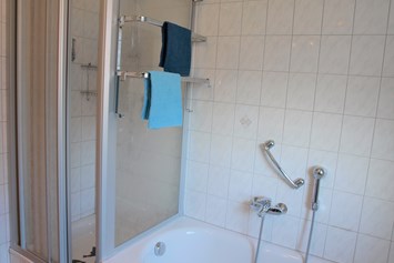Monteurzimmer: Dusche - Große Whg. m. 3 Schlafz., Bad/Dusche m. WC, Küche m. Vollausst., Wohnraum mit FLA-TV, W-LAN 