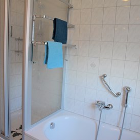Monteurzimmer: Dusche - Große Whg. m. 3 Schlafz., Bad/Dusche m. WC, Küche m. Vollausst., Wohnraum mit FLA-TV, W-LAN 
