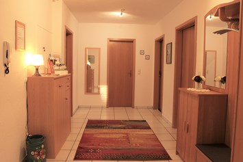 Monteurzimmer: Großer Flur - Große Whg. m. 3 Schlafz., Bad/Dusche m. WC, Küche m. Vollausst., Wohnraum mit FLA-TV, W-LAN 