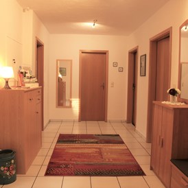 Monteurzimmer: Großer Flur - Große Whg. m. 3 Schlafz., Bad/Dusche m. WC, Küche m. Vollausst., Wohnraum mit FLA-TV, W-LAN 
