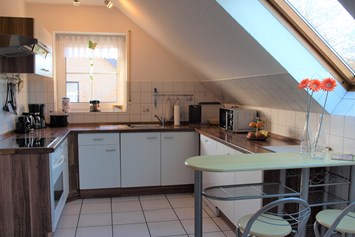 Monteurzimmer: voll ausgestattete Küche - Große Whg. m. 3 Schlafz., Bad/Dusche m. WC, Küche m. Vollausst., Wohnraum mit FLA-TV, W-LAN 