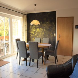 Monteurzimmer: Esstisch mit 6 Stühlen und Blick auf den Balkon - Große Wohnung mit 3 Schlafzimmern, Bad/Dusche, Küche 