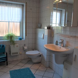 Monteurzimmer: Bad mit Badewanne, Dusche und WC - Große Wohnung mit 3 Schlafzimmern, Bad/Dusche, Küche 