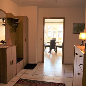 Monteurzimmer: Großer Flur - Große Wohnung mit 3 Schlafzimmern, Bad/Dusche, Küche 