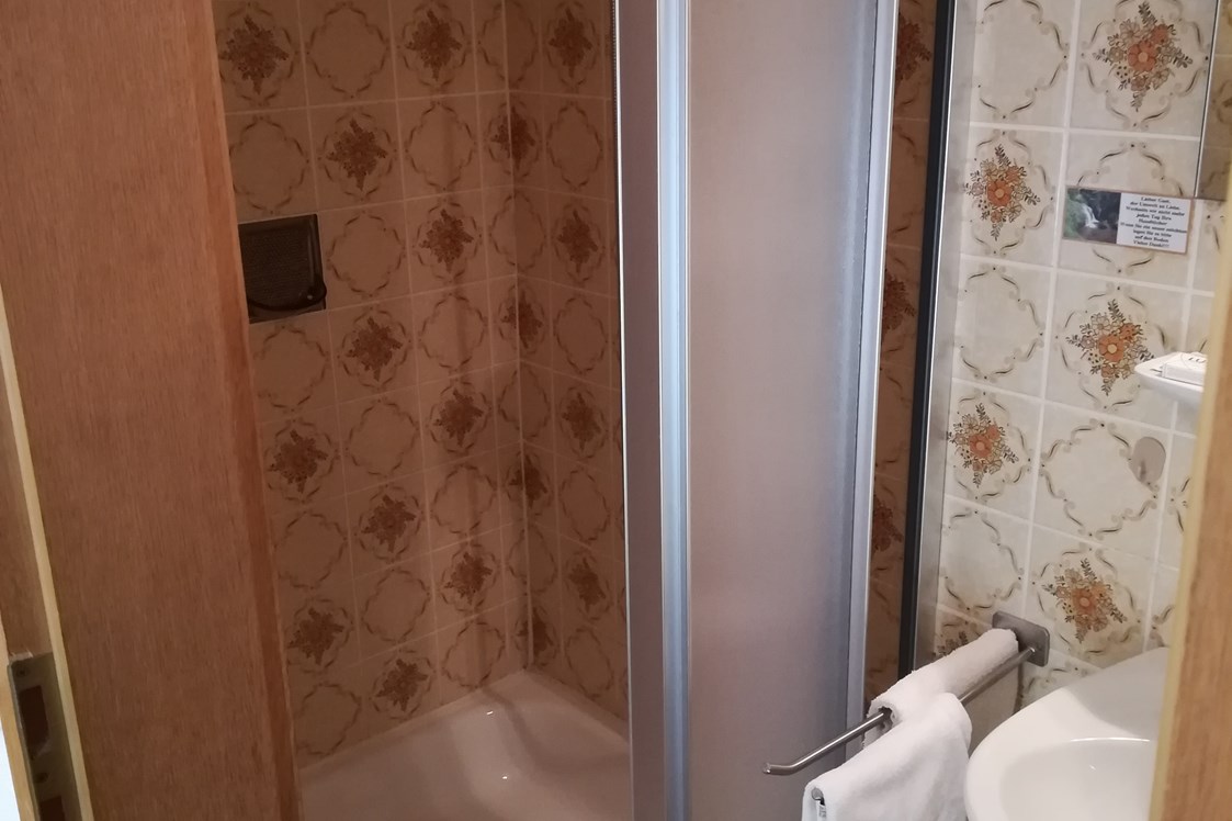 Monteurzimmer: Bad mit Dusche - Zimmervermietung Hoferer