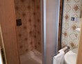 Monteurzimmer: Bad mit Dusche - Zimmervermietung Hoferer