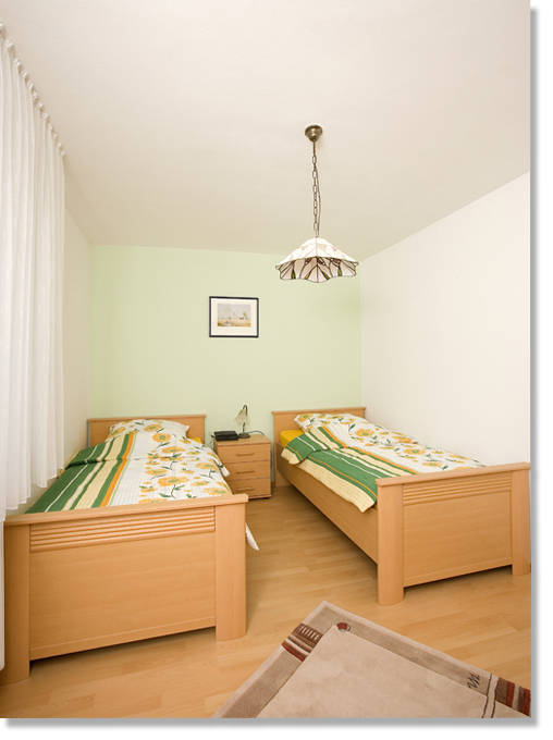 Monteurwohnung - Zimmertyp: Mehrbettzimmer - Dormagen - Schlafzimmer 1 - Apartment 2, vollausgestattete Wohnung für 5 - 6 Personen
