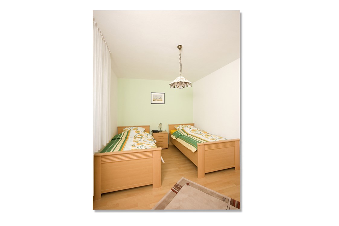 Monteurzimmer: Schlafzimmer 1 - Apartment 2, vollausgestattete Wohnung für 5 - 6 Personen