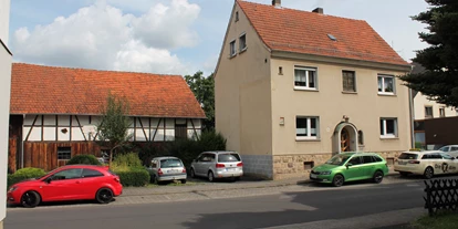 Monteurwohnung - PLZ 36043 (Deutschland) - Dieses Ferienapartment in Fulda trennen 1,3 km von der barocken Innenstadt mit dem Dom, dem Schloss und der Altstadt. Sie wohnen 1,9 km von der Esperantohalle und 3 km vom Messegelände Fulda entfernt. Das WLAN nutzen Sie in der gesamten Unterkunft kostenfrei.
Die Fewo Fulda Neuenberg bietet 2 Schlafzimmer, eine komplett ausgestattete Küche sowie ein Wohnzimmer mit Sat-TV. Zudem werden Handtücher und Bettwäsche bereitgestellt.
Unweit der Fewo Fulda Neuenberg verlaufen die Radwege R1, R2 und R3. Für 1 Auto steht Ihnen ein Parkplatz kostenfrei zur Verfügung. Darüber hinaus verkehren alle 20 Minuten die Buslinien 3 und 4. - Ferienwohnung-Fulda