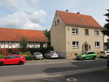 Monteurzimmer: Dieses Ferienapartment in Fulda trennen 1,3 km von der barocken Innenstadt mit dem Dom, dem Schloss und der Altstadt. Sie wohnen 1,9 km von der Esperantohalle und 3 km vom Messegelände Fulda entfernt. Das WLAN nutzen Sie in der gesamten Unterkunft kostenfrei.
Die Fewo Fulda Neuenberg bietet 2 Schlafzimmer, eine komplett ausgestattete Küche sowie ein Wohnzimmer mit Sat-TV. Zudem werden Handtücher und Bettwäsche bereitgestellt.
Unweit der Fewo Fulda Neuenberg verlaufen die Radwege R1, R2 und R3. Für 1 Auto steht Ihnen ein Parkplatz kostenfrei zur Verfügung. Darüber hinaus verkehren alle 20 Minuten die Buslinien 3 und 4. - Ferienwohnung-Fulda