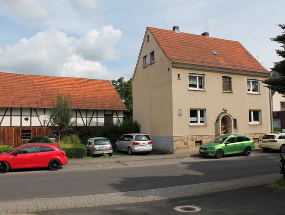 Monteurzimmer: Dieses Ferienapartment in Fulda trennen 1,3 km von der barocken Innenstadt mit dem Dom, dem Schloss und der Altstadt. Sie wohnen 1,9 km von der Esperantohalle und 3 km vom Messegelände Fulda entfernt. Das WLAN nutzen Sie in der gesamten Unterkunft kostenfrei.
Die Fewo Fulda Neuenberg bietet 2 Schlafzimmer, eine komplett ausgestattete Küche sowie ein Wohnzimmer mit Sat-TV. Zudem werden Handtücher und Bettwäsche bereitgestellt.
Unweit der Fewo Fulda Neuenberg verlaufen die Radwege R1, R2 und R3. Für 1 Auto steht Ihnen ein Parkplatz kostenfrei zur Verfügung. Darüber hinaus verkehren alle 20 Minuten die Buslinien 3 und 4. - Ferienwohnung-Fulda