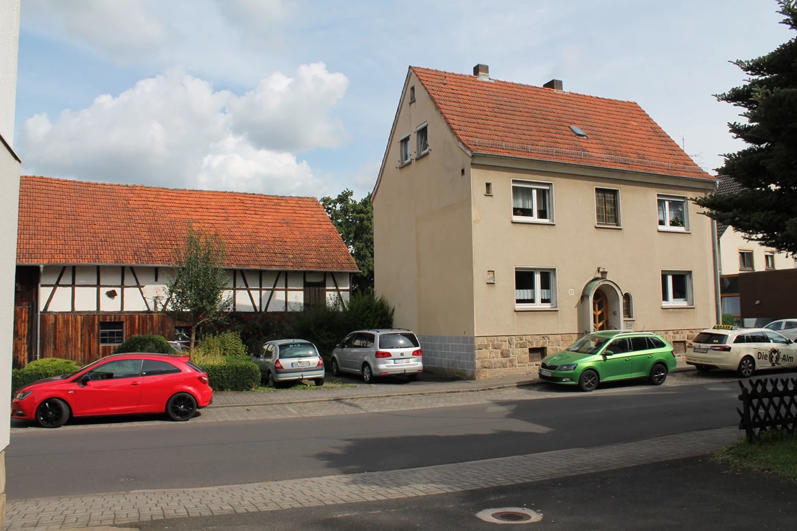 Monteurzimmer: Dieses Ferienapartment in Fulda trennen 1,3 km von der barocken Innenstadt mit dem Dom, dem Schloss und der Altstadt. Sie wohnen 1,9 km von der Esperantohalle und 3 km vom Messegelände Fulda entfernt. Das WLAN nutzen Sie in der gesamten Unterkunft kostenfrei.
Die Fewo Fulda Neuenberg bietet 2 Schlafzimmer, eine komplett ausgestattete Küche sowie ein Wohnzimmer mit Sat-TV. Zudem werden Handtücher und Bettwäsche bereitgestellt.
Unweit der Fewo Fulda Neuenberg verlaufen die Radwege R1, R2 und R3. Für 1 Auto steht Ihnen ein Parkplatz kostenfrei zur Verfügung. Darüber hinaus verkehren alle 20 Minuten die Buslinien 3 und 4. - Ferienwohnung-Fulda