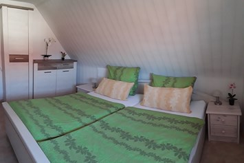 Monteurzimmer: Schlafzimmer 1 - Doppelbett mit Nachtkonsolen - Ferienwohnung-Fulda