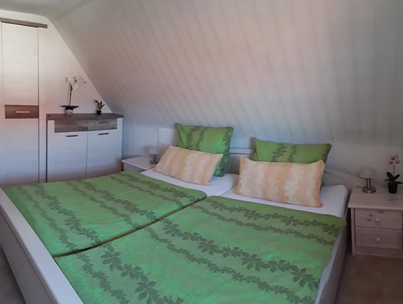 Monteurzimmer: Schlafzimmer 1 - Doppelbett mit Nachtkonsolen - Ferienwohnung-Fulda