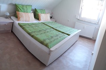 Monteurzimmer: Schlafzimmer 1 - Ansicht aus der Tür hinaus - Ferienwohnung-Fulda