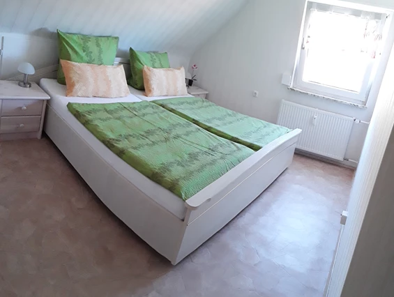 Monteurzimmer: Schlafzimmer 1 - Ansicht aus der Tür hinaus - Ferienwohnung-Fulda