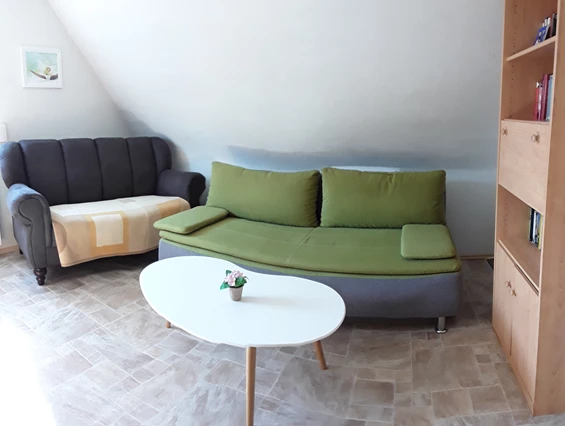 Monteurzimmer: Wohnzimmer mit kleiner Sitzcouch und Schlafsofa (hier finden 2 Personen Platz) - Ferienwohnung-Fulda