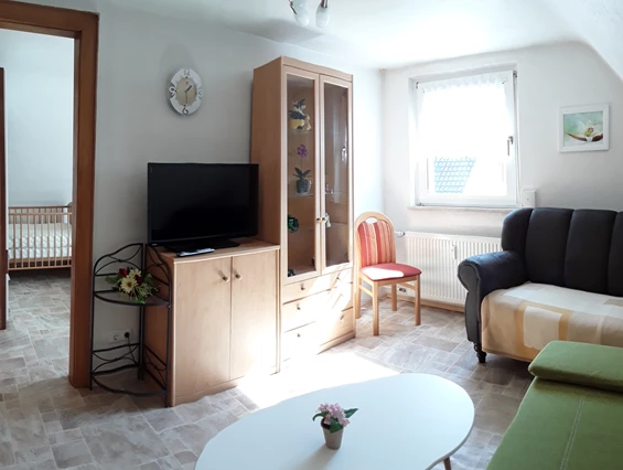 Monteurzimmer: Wohnzimmer mit Flachbild-TV - Ferienwohnung-Fulda