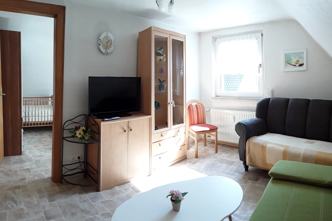 Monteurzimmer: Wohnzimmer mit Flachbild-TV - Ferienwohnung-Fulda