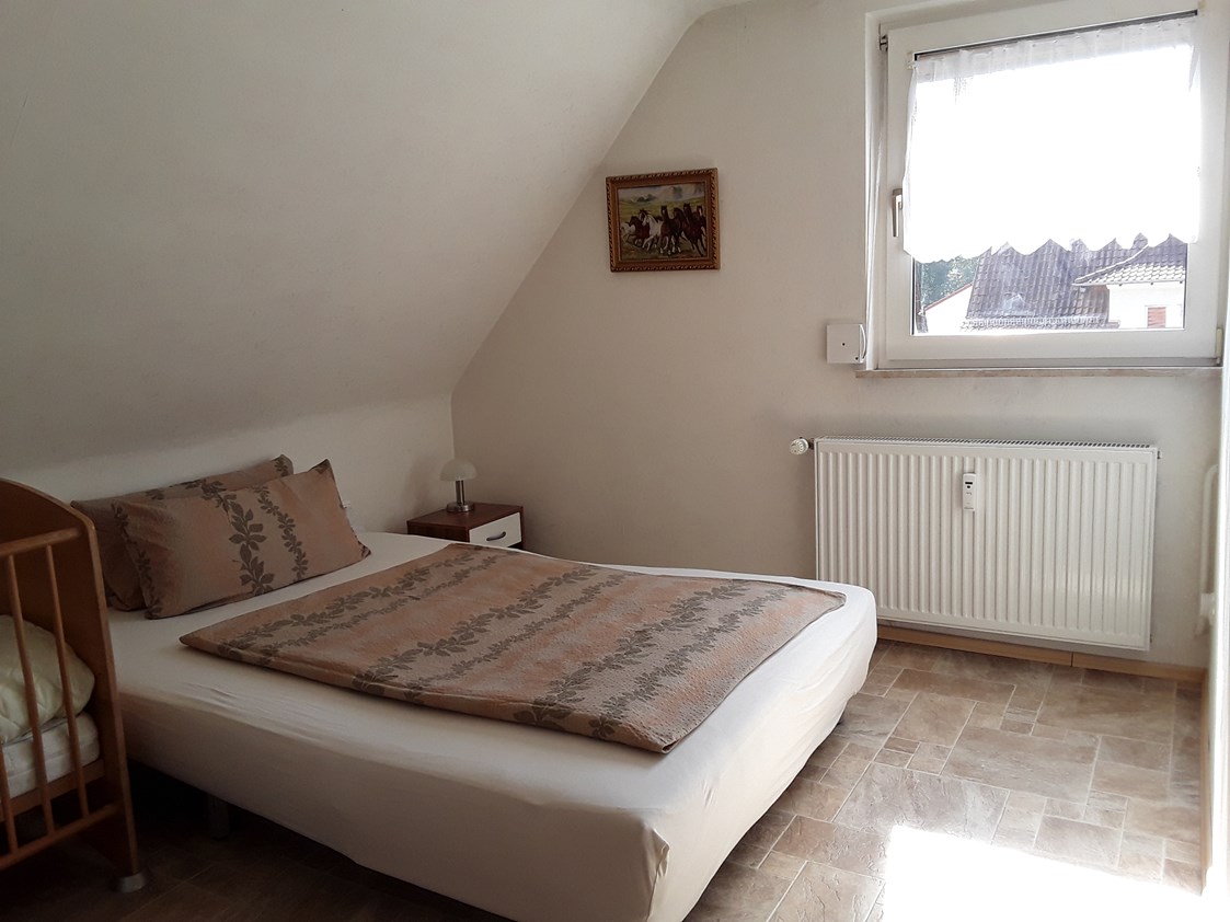 Monteurzimmer: 2. Schlafzimmer - Bett mit 1,40 x 2,00 Meter - Ferienwohnung-Fulda