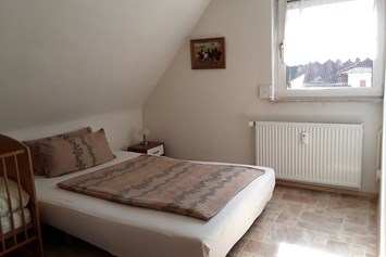 Monteurzimmer: 2. Schlafzimmer - Bett mit 1,40 x 2,00 Meter - Ferienwohnung-Fulda