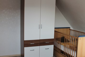 Monteurzimmer: 2. Schlafzimmer - mit Babybett mit 0,70 x 1,40 Meter und Kleiderschrank - Ferienwohnung-Fulda