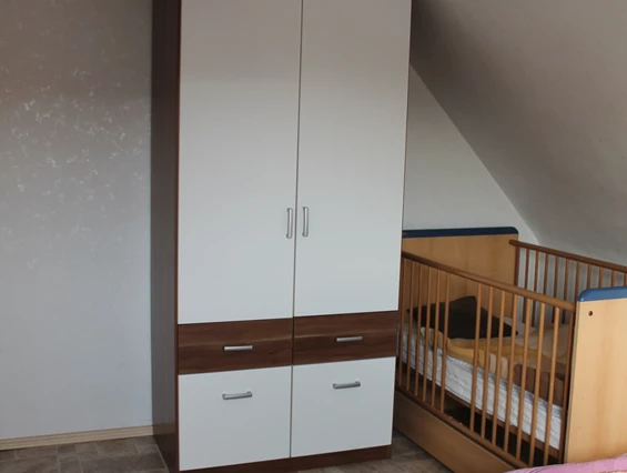 Monteurzimmer: 2. Schlafzimmer - mit Babybett mit 0,70 x 1,40 Meter und Kleiderschrank - Ferienwohnung-Fulda