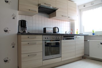 Monteurzimmer: Küchenzeile mit Ceranherd, Kaffeemaschine, Wasserkocher, Spülmaschine - Ferienwohnung-Fulda