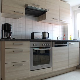Monteurzimmer: Küchenzeile mit Ceranherd, Kaffeemaschine, Wasserkocher, Spülmaschine - Ferienwohnung-Fulda