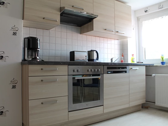 Monteurzimmer: Küchenzeile mit Ceranherd, Kaffeemaschine, Wasserkocher, Spülmaschine - Ferienwohnung-Fulda