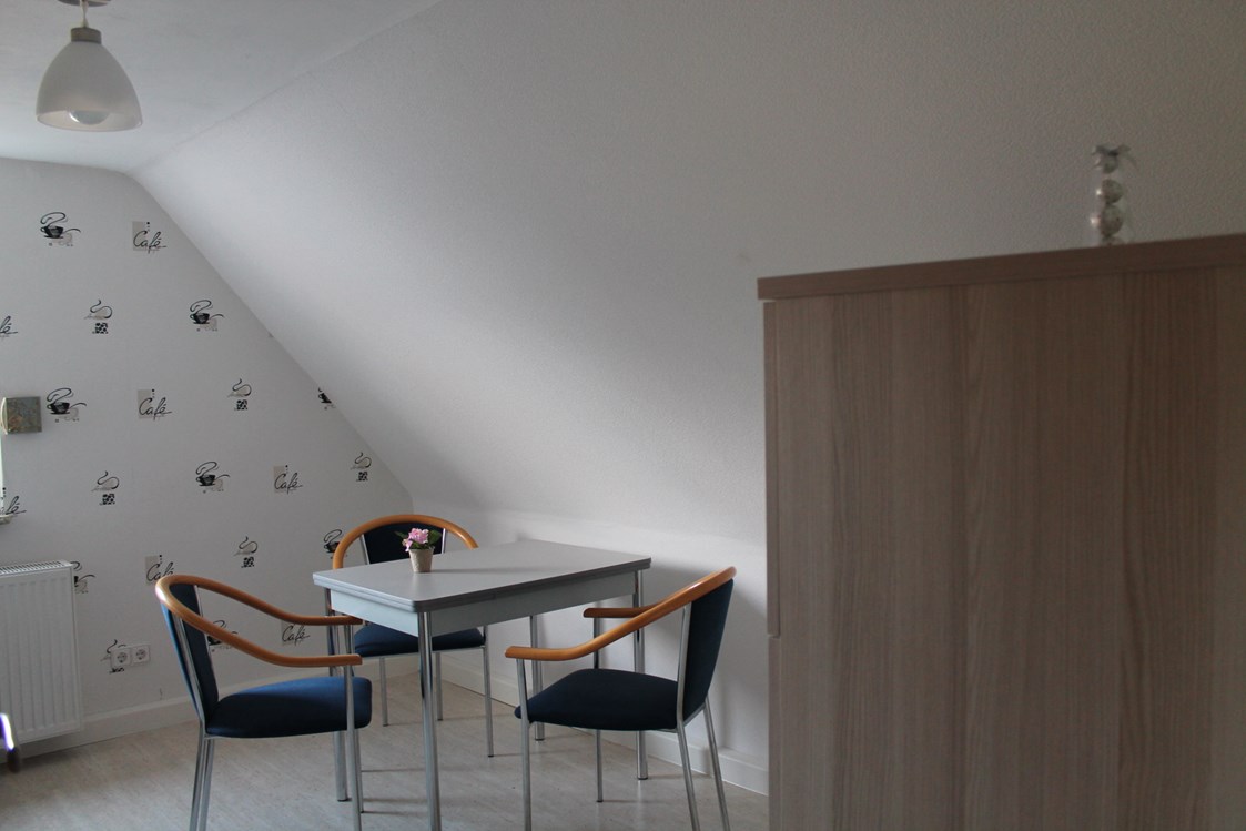 Monteurzimmer: Esstisch in der Küche - Ferienwohnung-Fulda