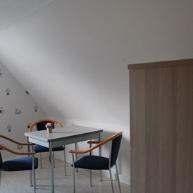 Monteurzimmer: Esstisch in der Küche - Ferienwohnung-Fulda