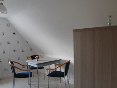 Monteurzimmer: Esstisch in der Küche - Ferienwohnung-Fulda