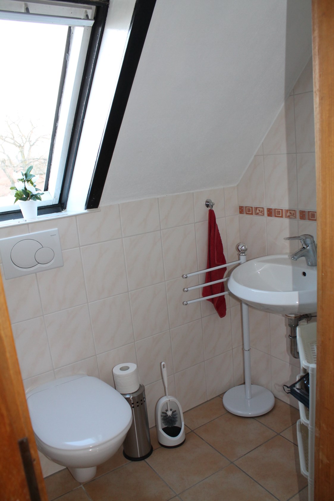 Monteurzimmer: kleines!!! Bad mit Waschbecken, WC und Badewanne - Ferienwohnung-Fulda