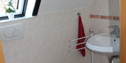 Monteurwohnung - PLZ 36043 (Deutschland) - kleines!!! Bad mit Waschbecken, WC und Badewanne - Ferienwohnung-Fulda