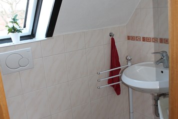 Monteurzimmer: kleines!!! Bad mit Waschbecken, WC und Badewanne - Ferienwohnung-Fulda