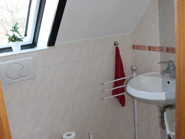 Monteurzimmer: kleines!!! Bad mit Waschbecken, WC und Badewanne - Ferienwohnung-Fulda