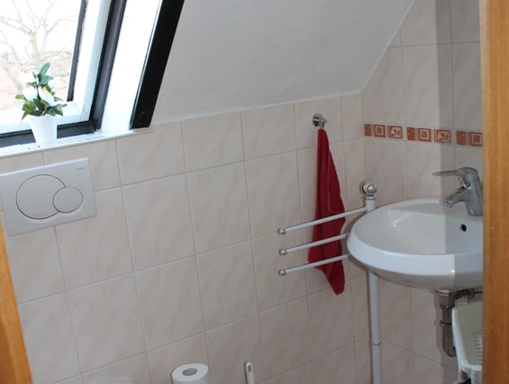 Monteurzimmer: kleines!!! Bad mit Waschbecken, WC und Badewanne - Ferienwohnung-Fulda