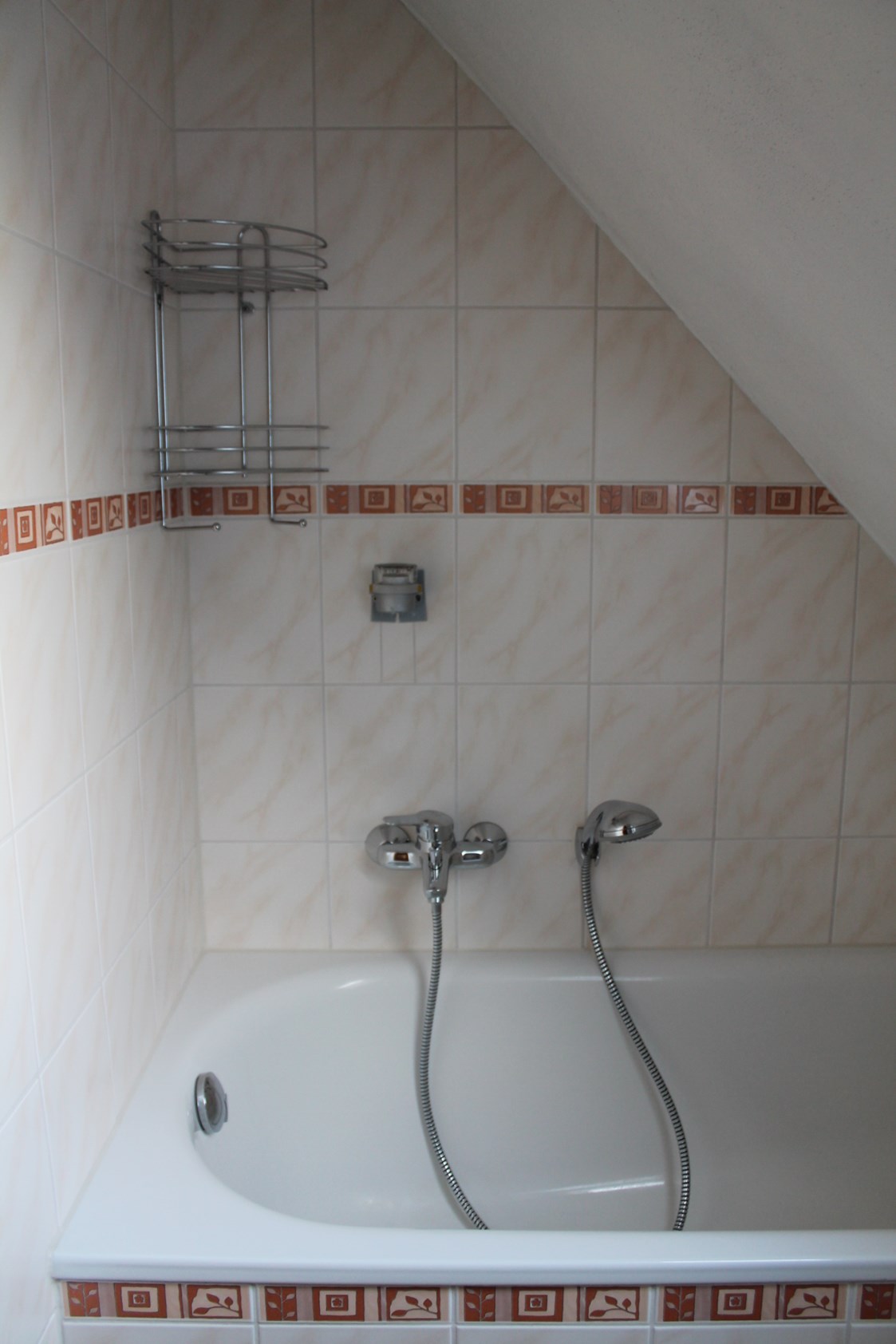 Monteurzimmer: kleines Bad mit Waschbecken, WC und Badewanne - Ferienwohnung-Fulda