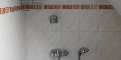 Monteurwohnung - PLZ 36043 (Deutschland) - kleines Bad mit Waschbecken, WC und Badewanne - Ferienwohnung-Fulda