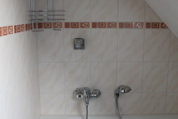 Monteurzimmer: kleines Bad mit Waschbecken, WC und Badewanne - Ferienwohnung-Fulda