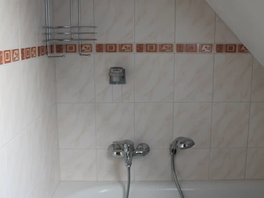 Monteurzimmer: kleines Bad mit Waschbecken, WC und Badewanne - Ferienwohnung-Fulda