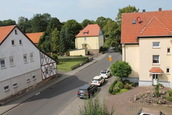 Monteurzimmer: Aussicht zur Straße von der Küche - Parkplätze am Straßenrand verfügbar - Ferienwohnung-Fulda