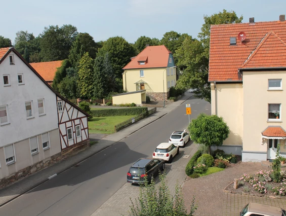 Monteurzimmer: Aussicht zur Straße von der Küche - Parkplätze am Straßenrand verfügbar - Ferienwohnung-Fulda