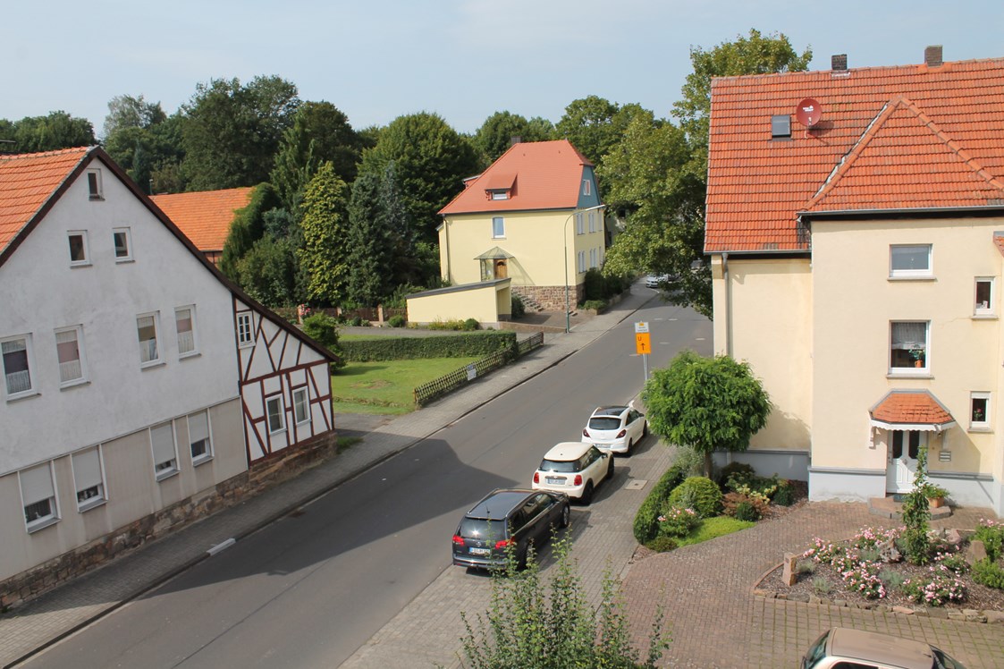 Monteurzimmer: Aussicht zur Straße von der Küche - Parkplätze am Straßenrand verfügbar - Ferienwohnung-Fulda