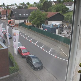 Monteurzimmer: Aussicht zur Straße von dem Wohnzimmer - weitere Parkplätze am Straßenrand verfügbar - Ferienwohnung-Fulda