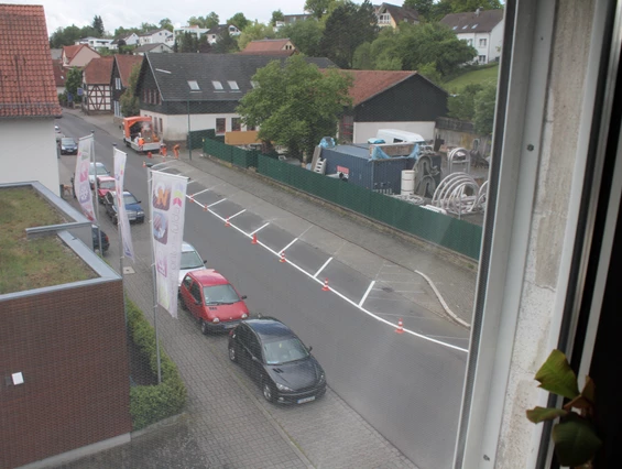 Monteurzimmer: Aussicht zur Straße von dem Wohnzimmer - weitere Parkplätze am Straßenrand verfügbar - Ferienwohnung-Fulda